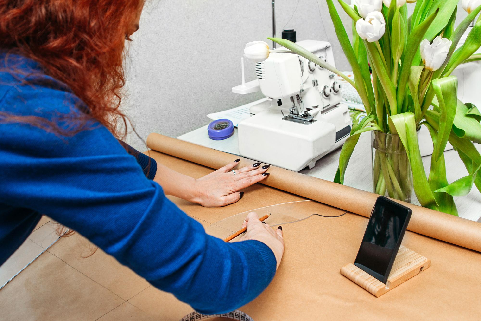 laboratorio con macchina da ricamo e tavolo tecnico